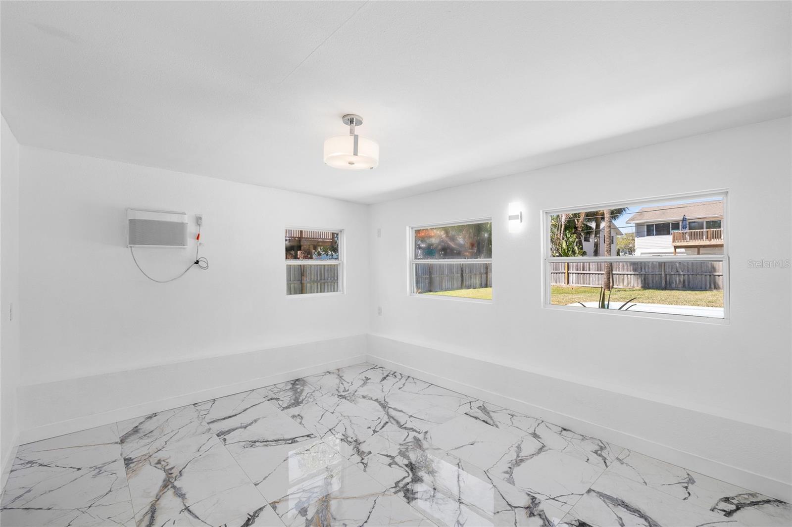 Image 23 of 33 For 1827 Nevada Avenue Ne