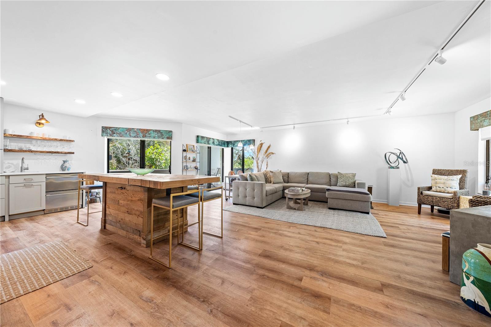 Image 15 of 69 For 450 Beach Road 3