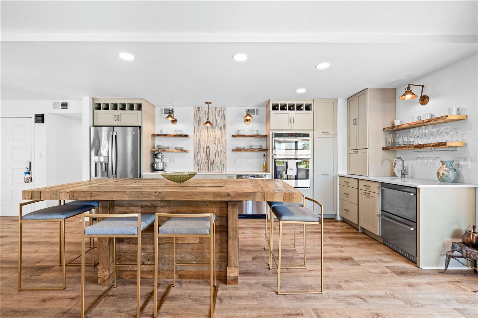 Image 18 of 69 For 450 Beach Road 3