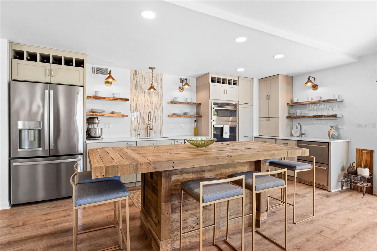 Image 20 of 69 For 450 Beach Road 3