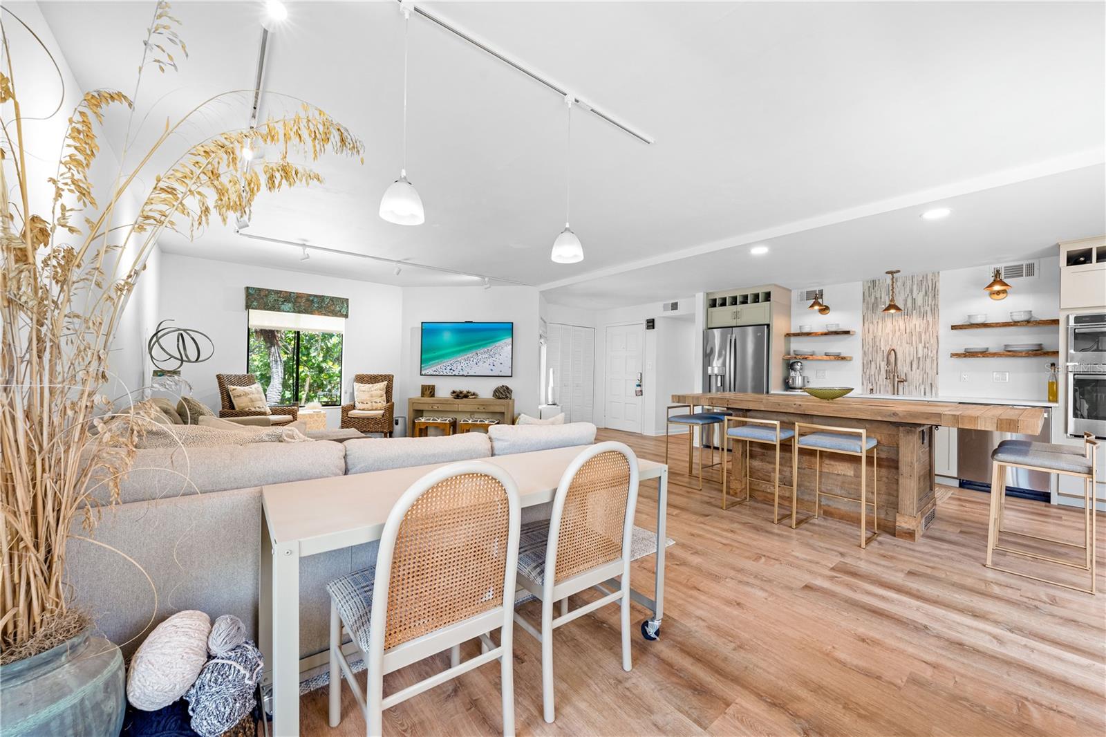 Image 23 of 69 For 450 Beach Road 3