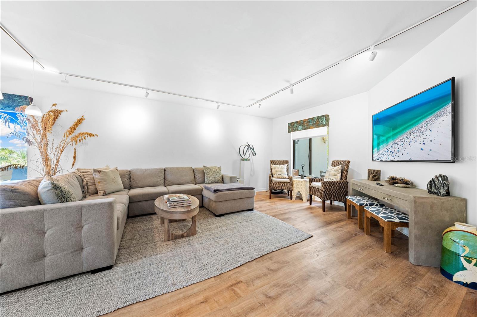 Image 24 of 69 For 450 Beach Road 3