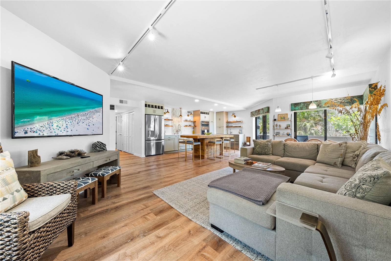 Image 25 of 69 For 450 Beach Road 3