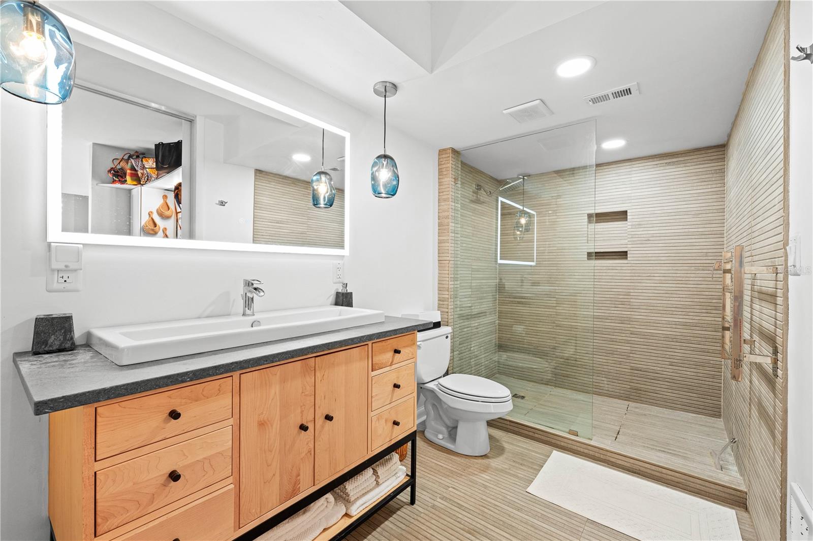 Image 30 of 69 For 450 Beach Road 3