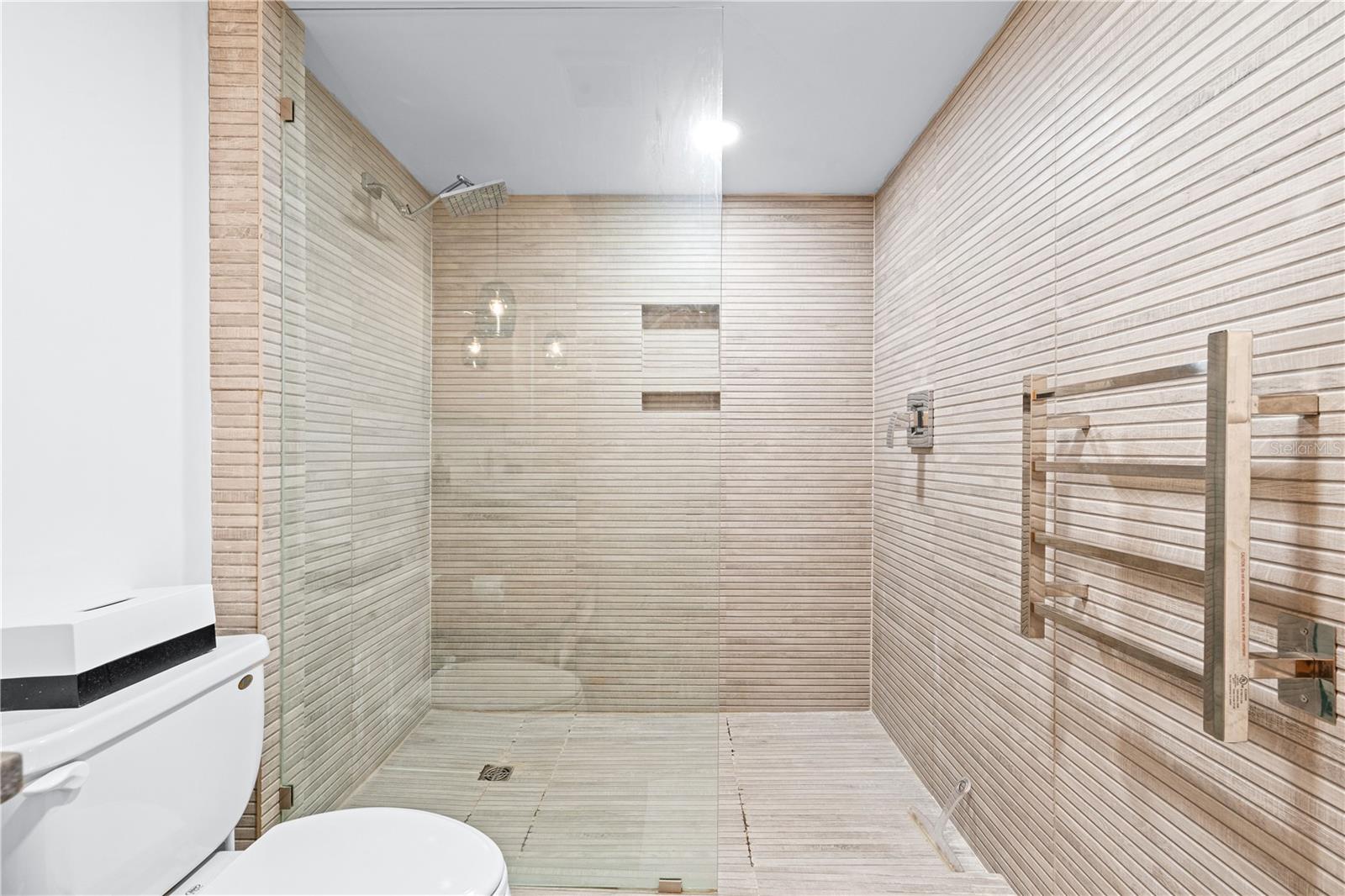 Image 31 of 69 For 450 Beach Road 3