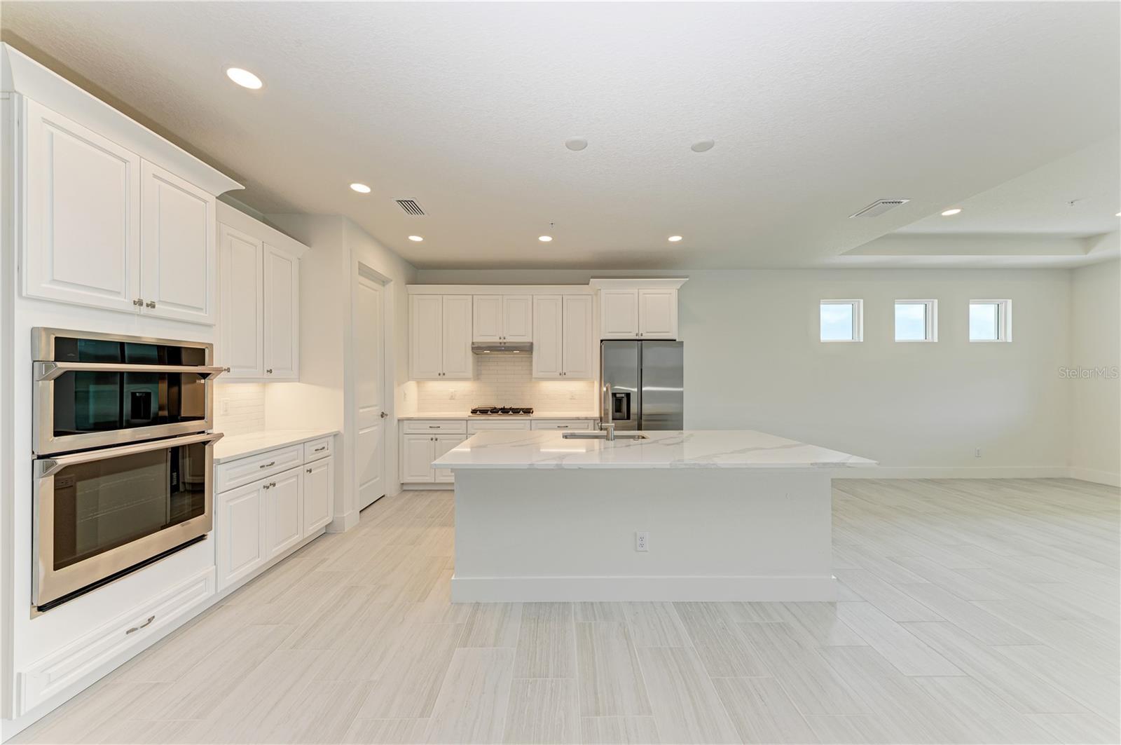 Listing photo id 8 for 10016 Rembrandt Way 202