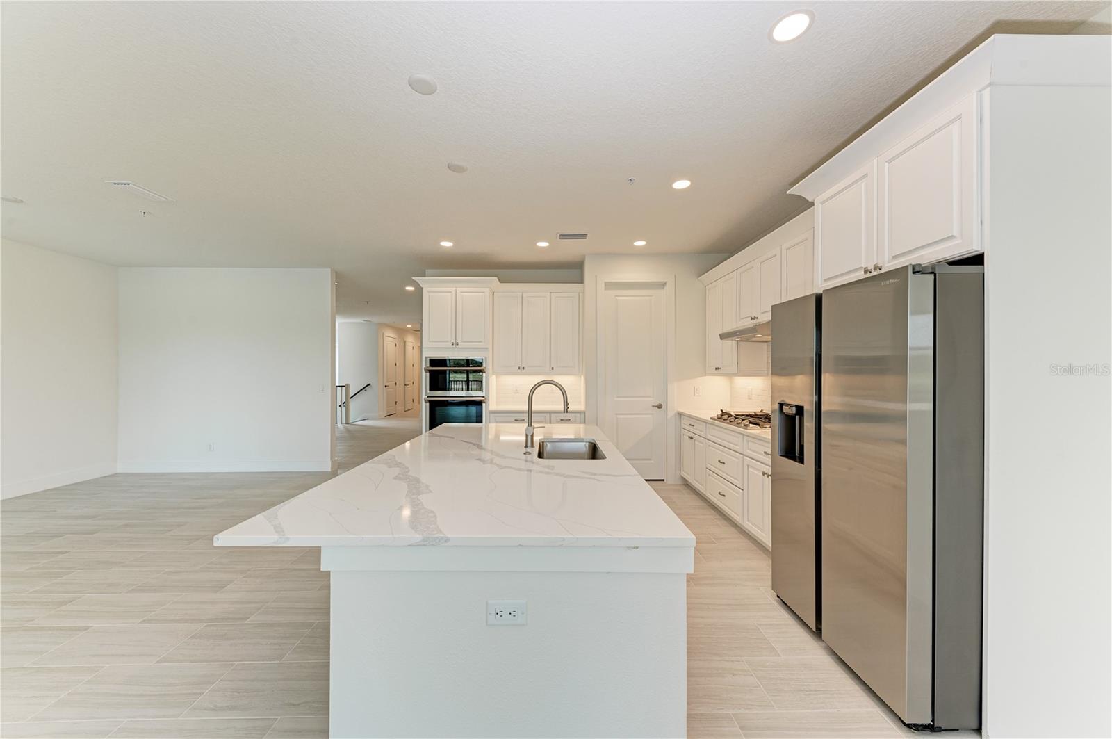 Listing photo id 10 for 10016 Rembrandt Way 202