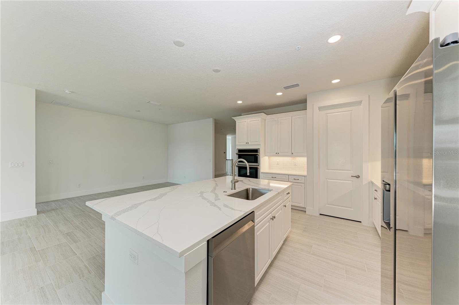 Listing photo id 11 for 10016 Rembrandt Way 202