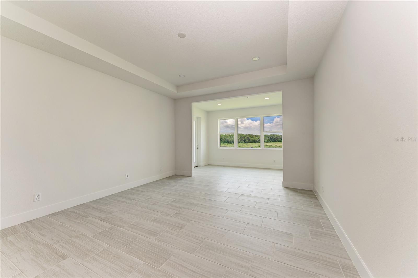 Listing photo id 19 for 10016 Rembrandt Way 202