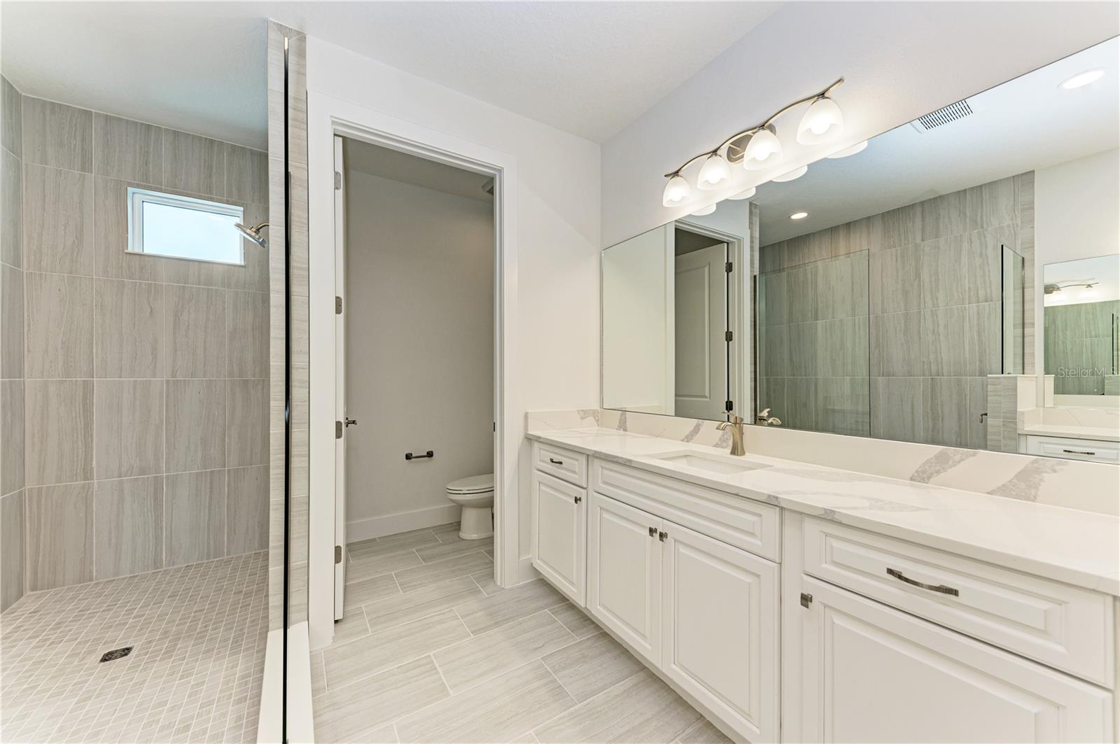 Listing photo id 24 for 10016 Rembrandt Way 202