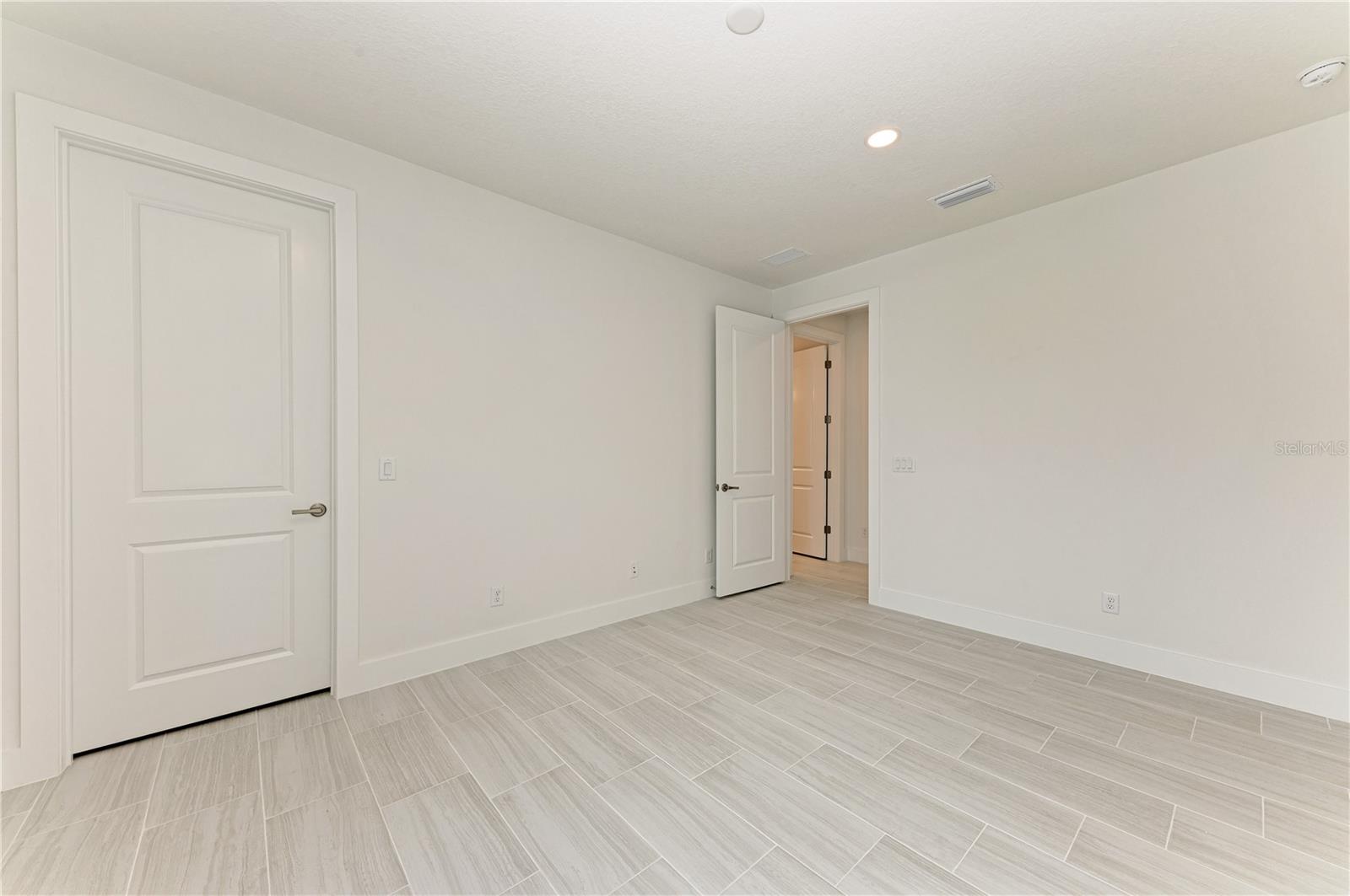 Listing photo id 29 for 10016 Rembrandt Way 202