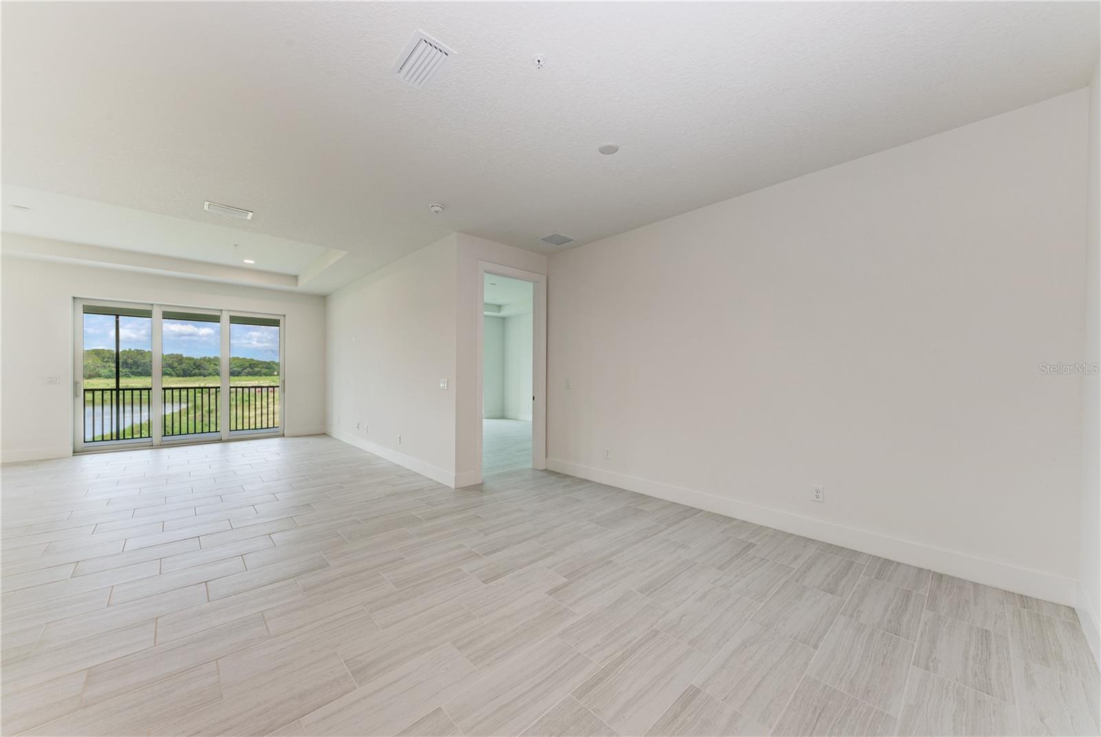 Listing photo id 5 for 10016 Rembrandt Way 202