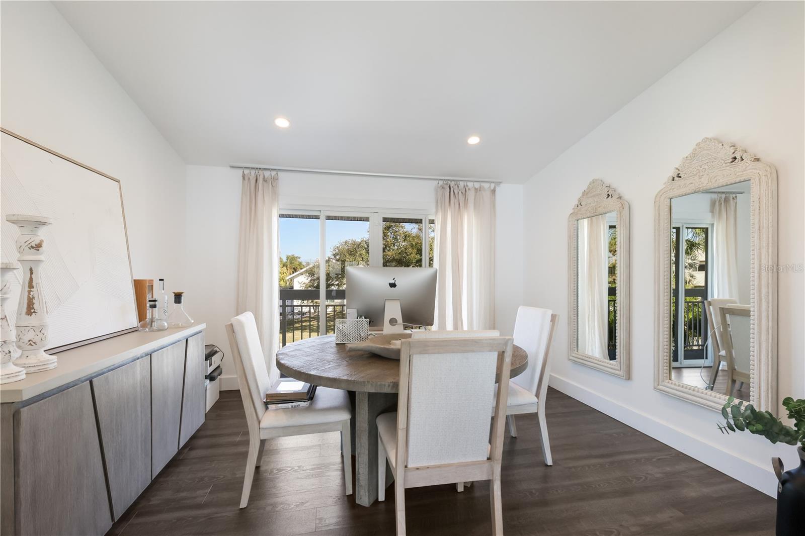 Listing photo id 10 for 3908 Bayside Drive