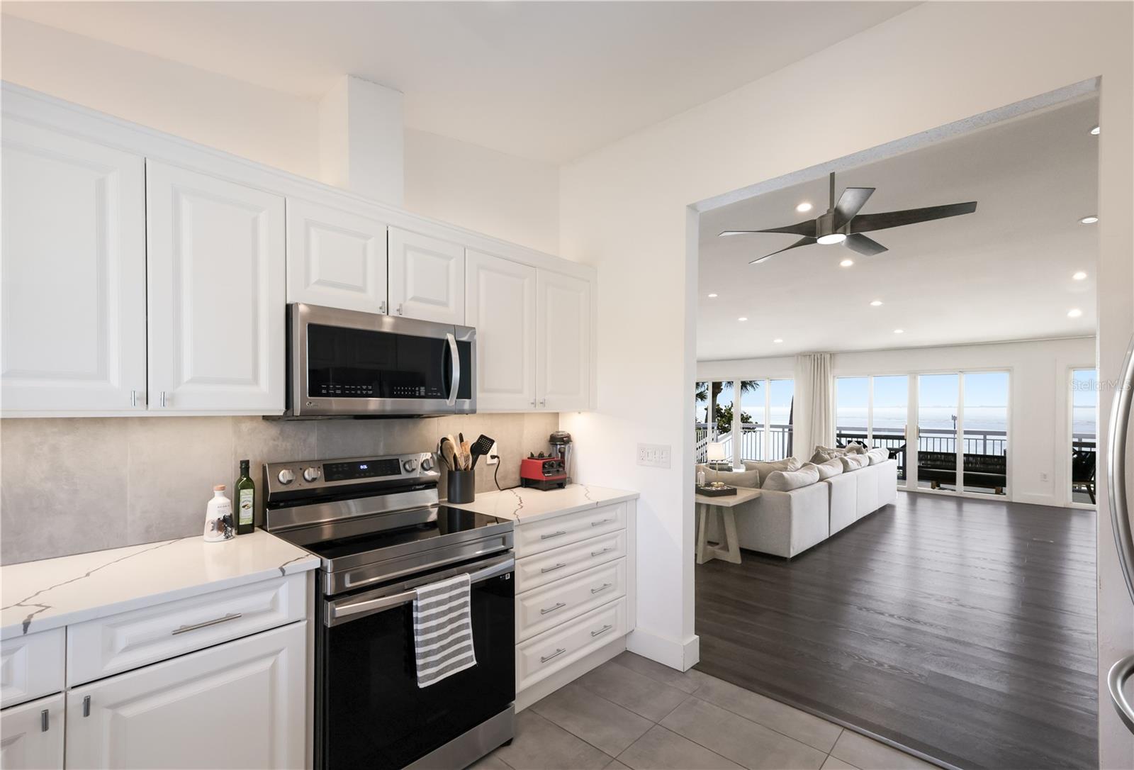 Listing photo id 12 for 3908 Bayside Drive