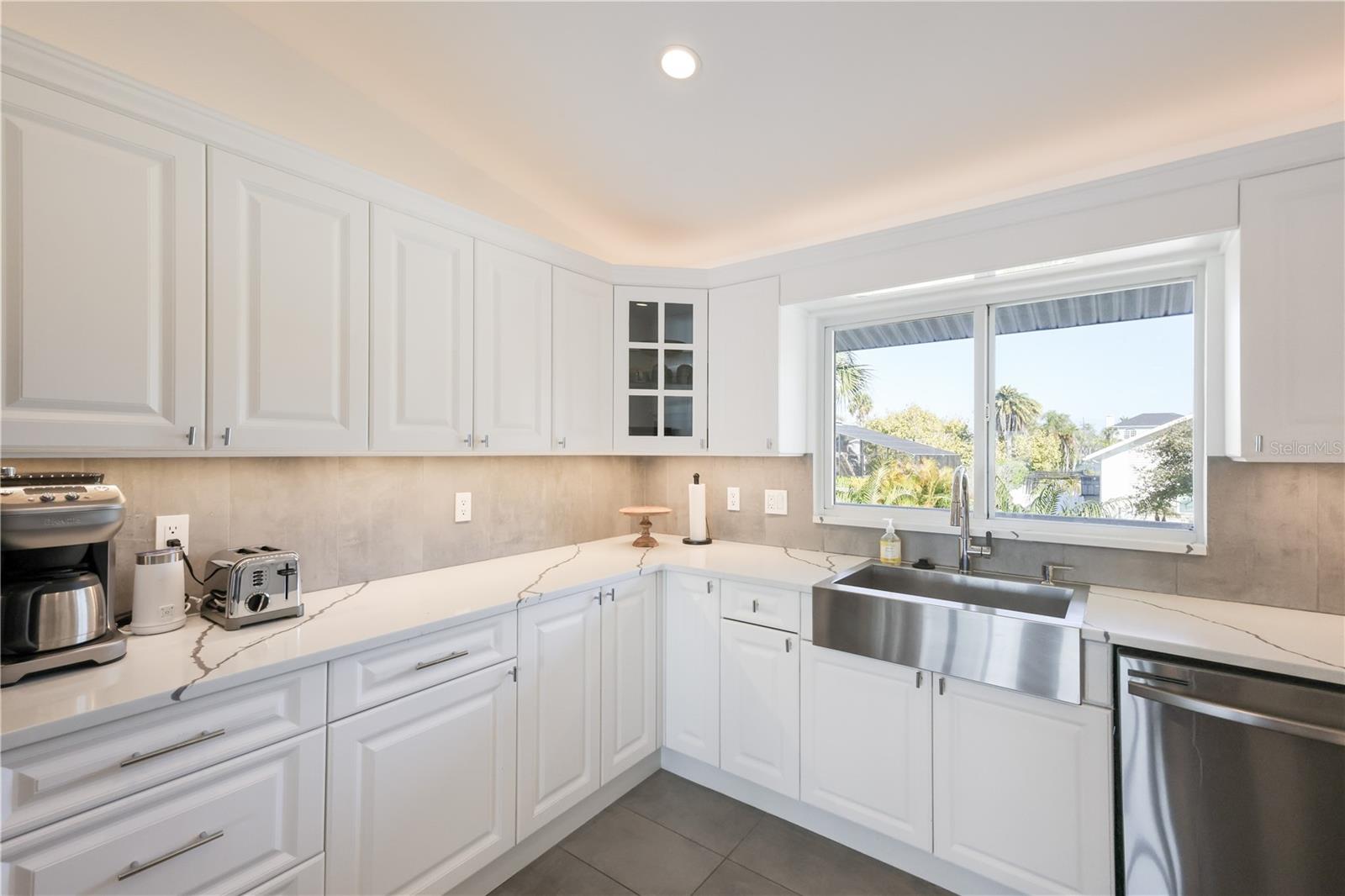 Listing photo id 13 for 3908 Bayside Drive