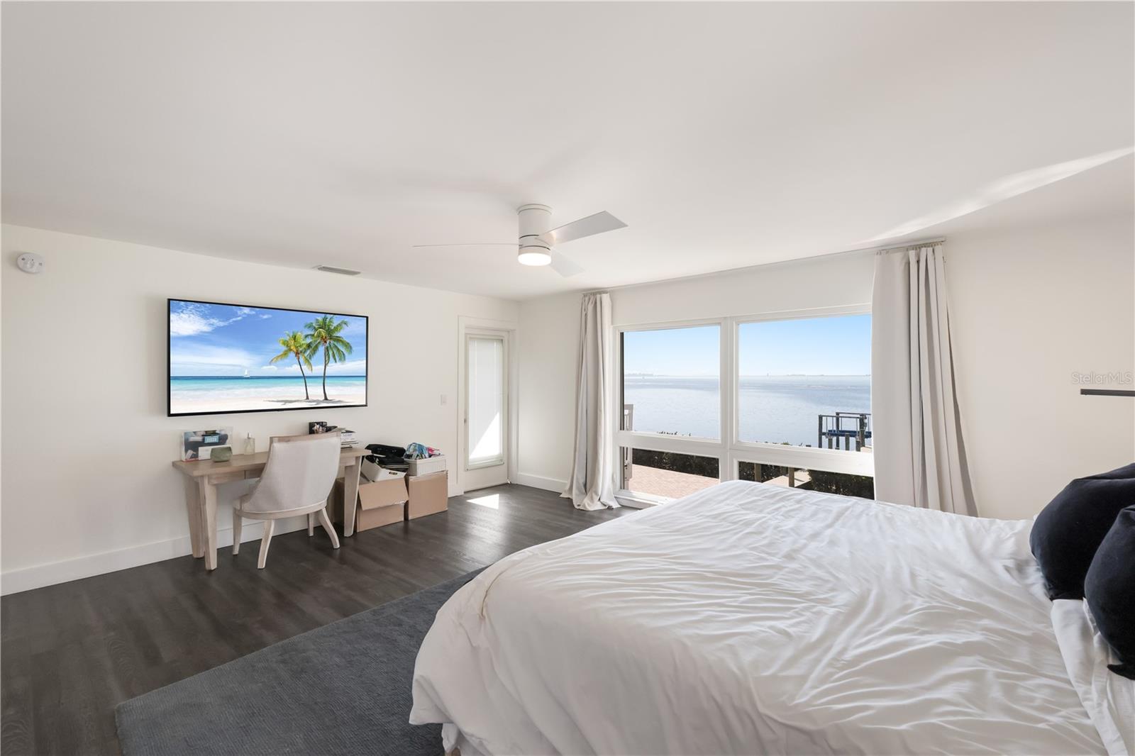 Listing photo id 15 for 3908 Bayside Drive