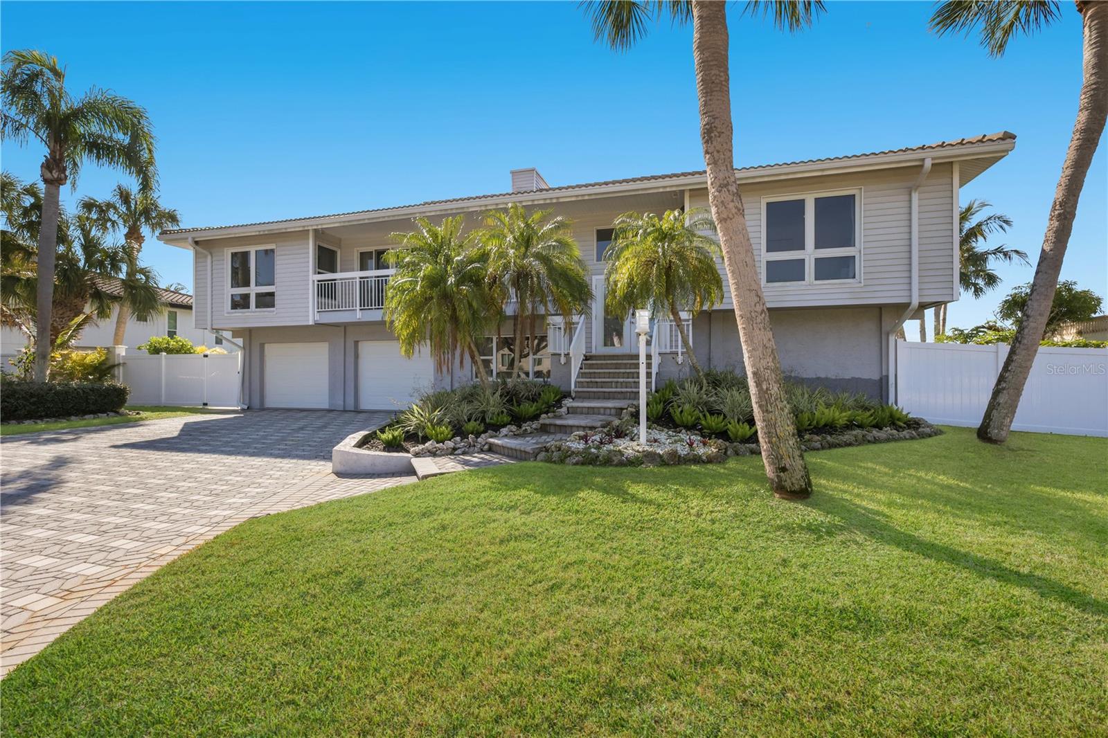 Listing photo id 0 for 3908 Bayside Drive