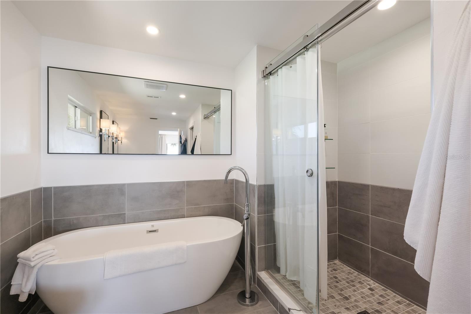 Listing photo id 18 for 3908 Bayside Drive