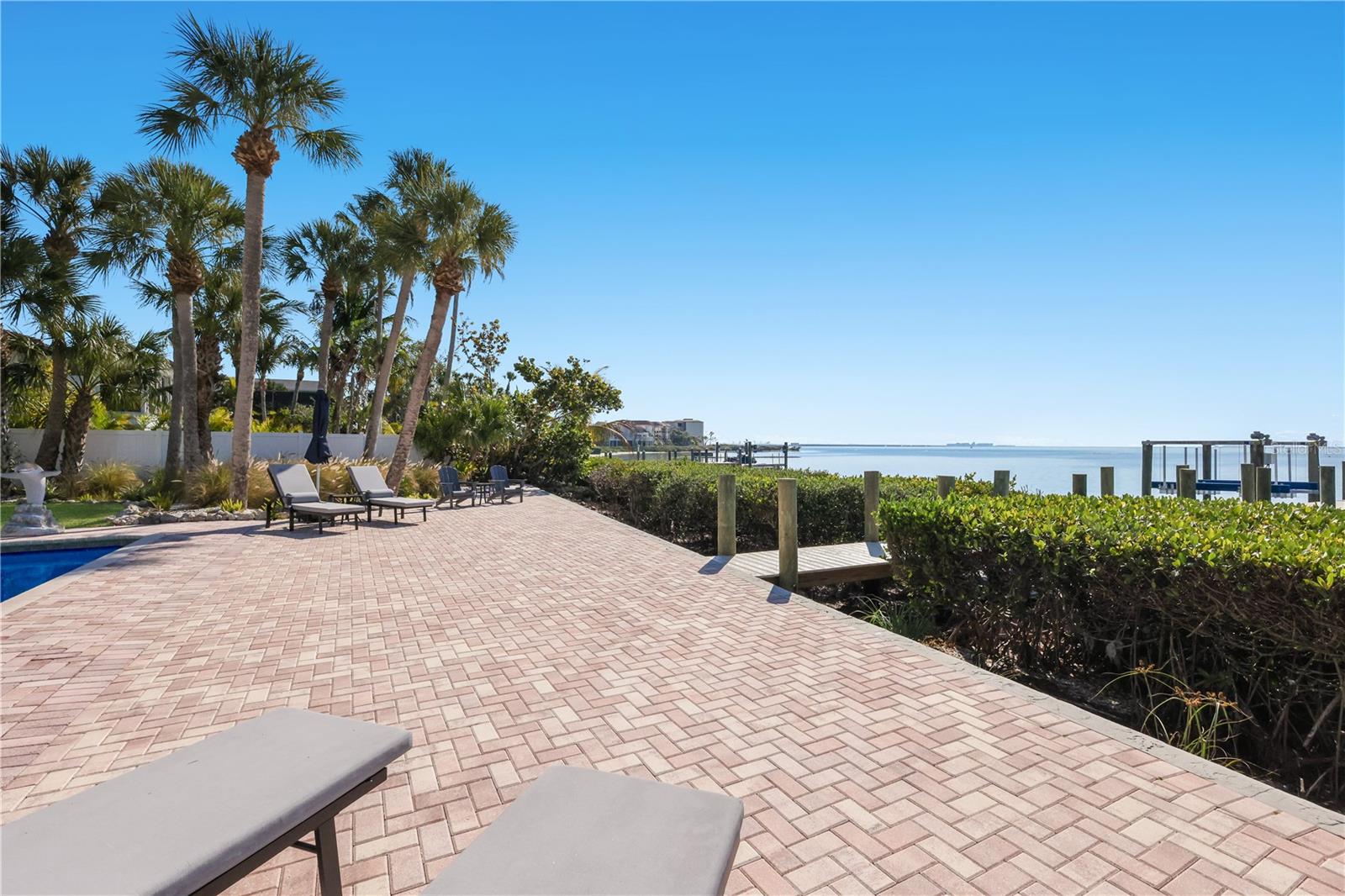 Listing photo id 40 for 3908 Bayside Drive