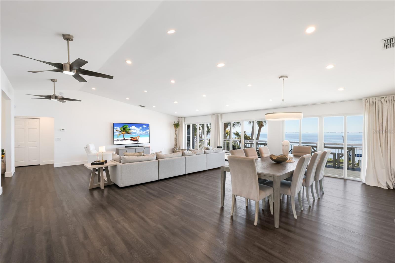 Listing photo id 5 for 3908 Bayside Drive