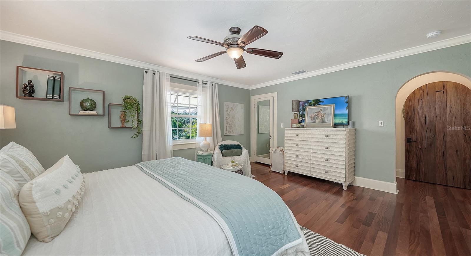 Image 34 of 62 For 547 Shore Drive