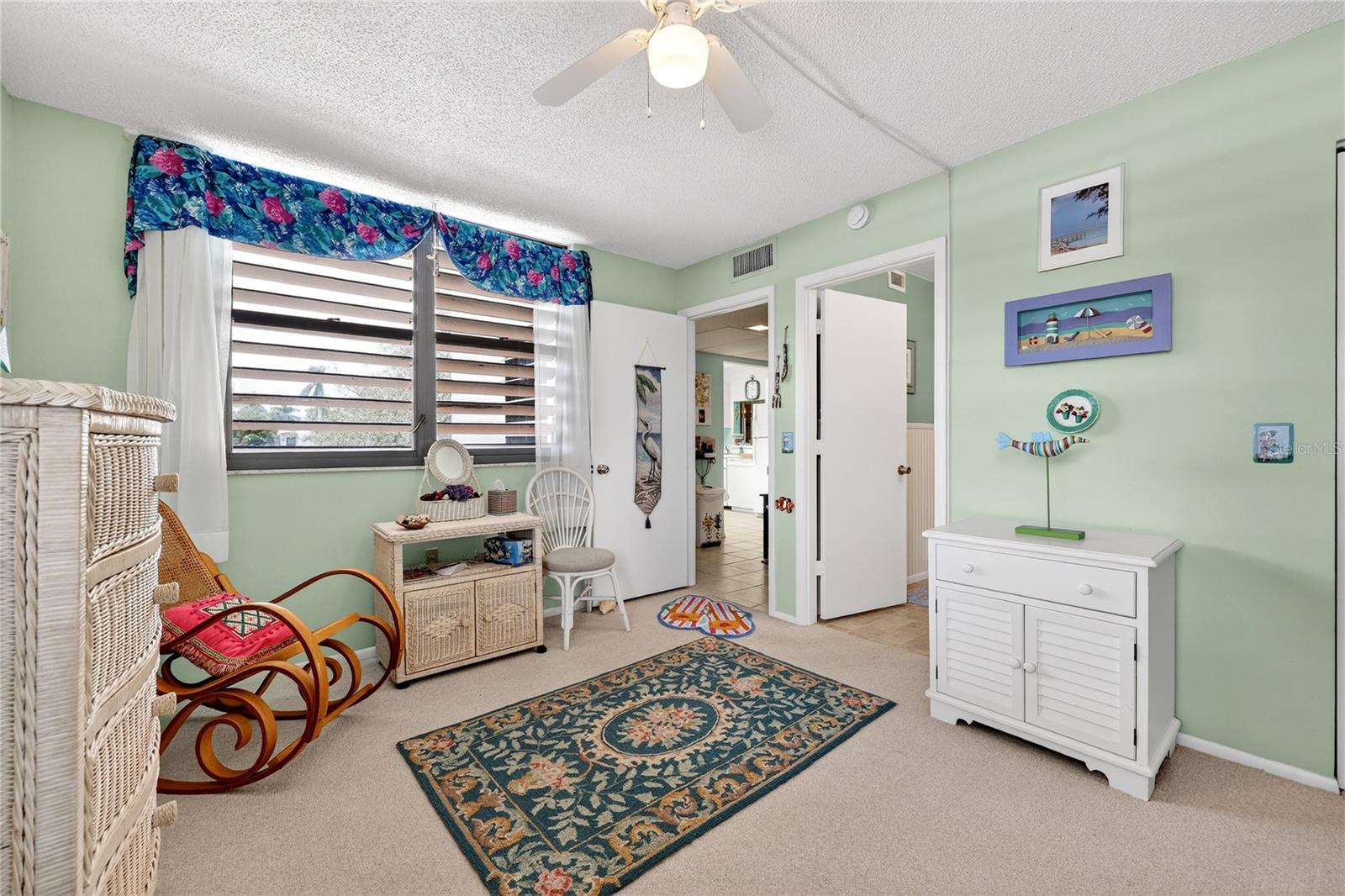 Image 21 of 32 For 521 Lakeside Drive 521