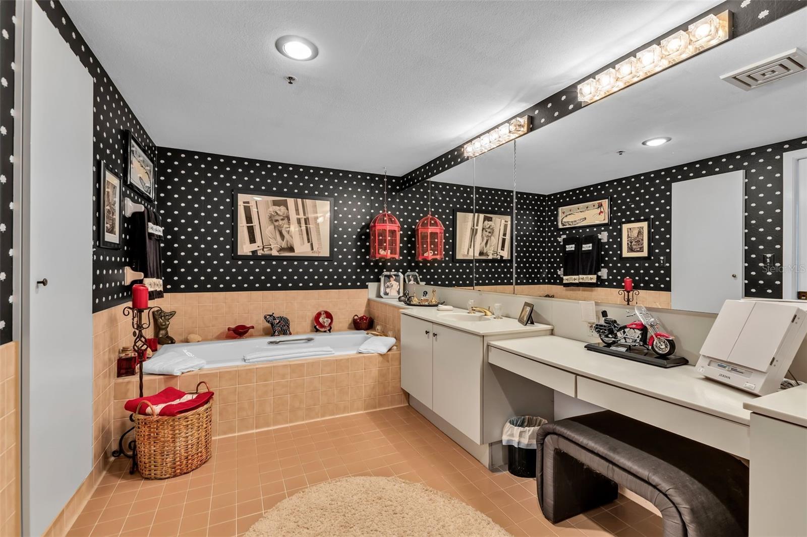 Image 34 of 69 For 2110 Harbourside Drive 523