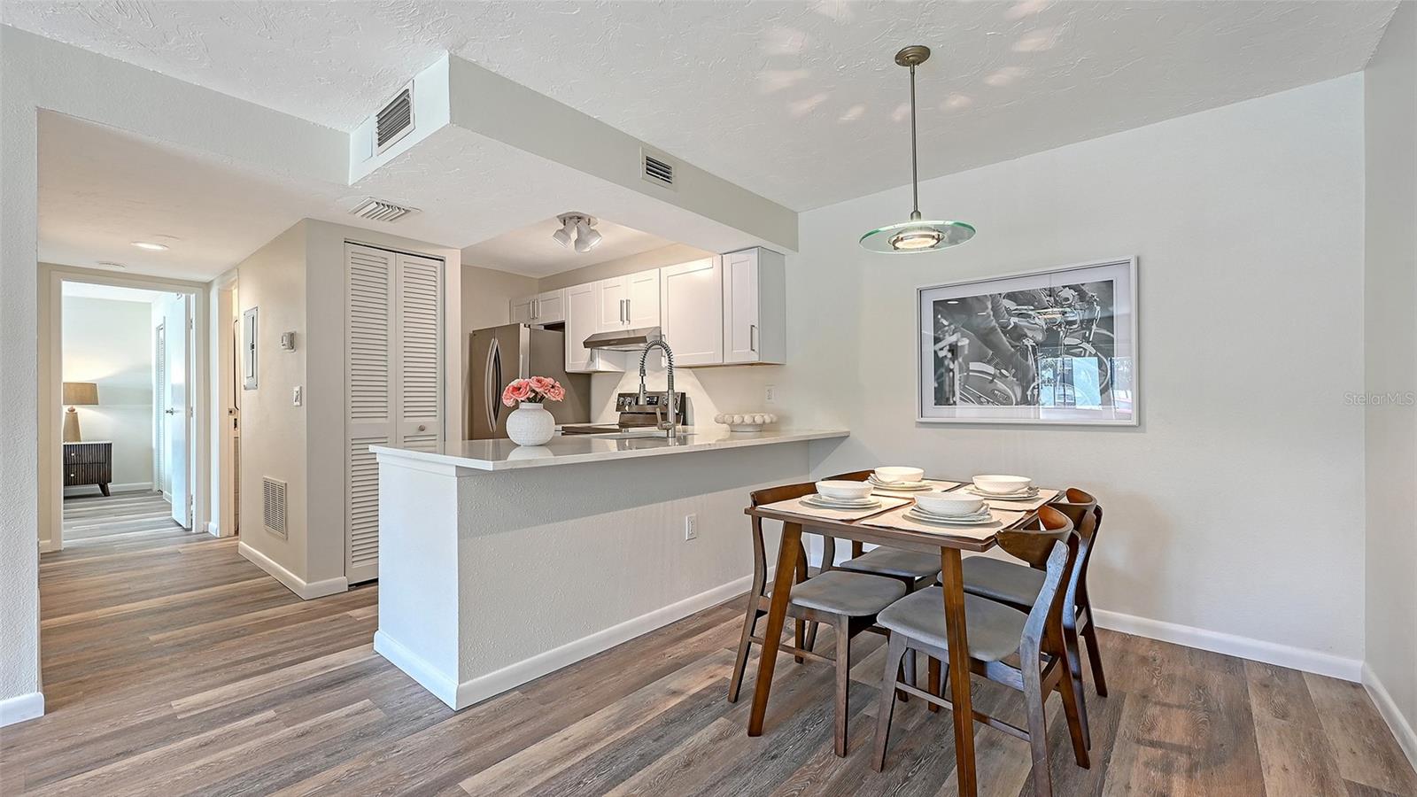 Image 10 of 36 For 3229 Beneva Road 101