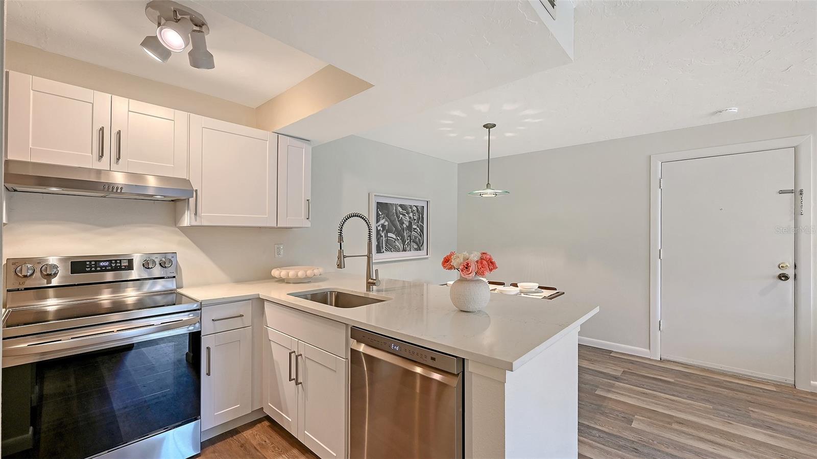 Image 12 of 36 For 3229 Beneva Road 101