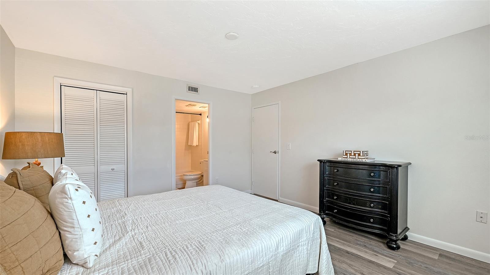 Image 15 of 36 For 3229 Beneva Road 101