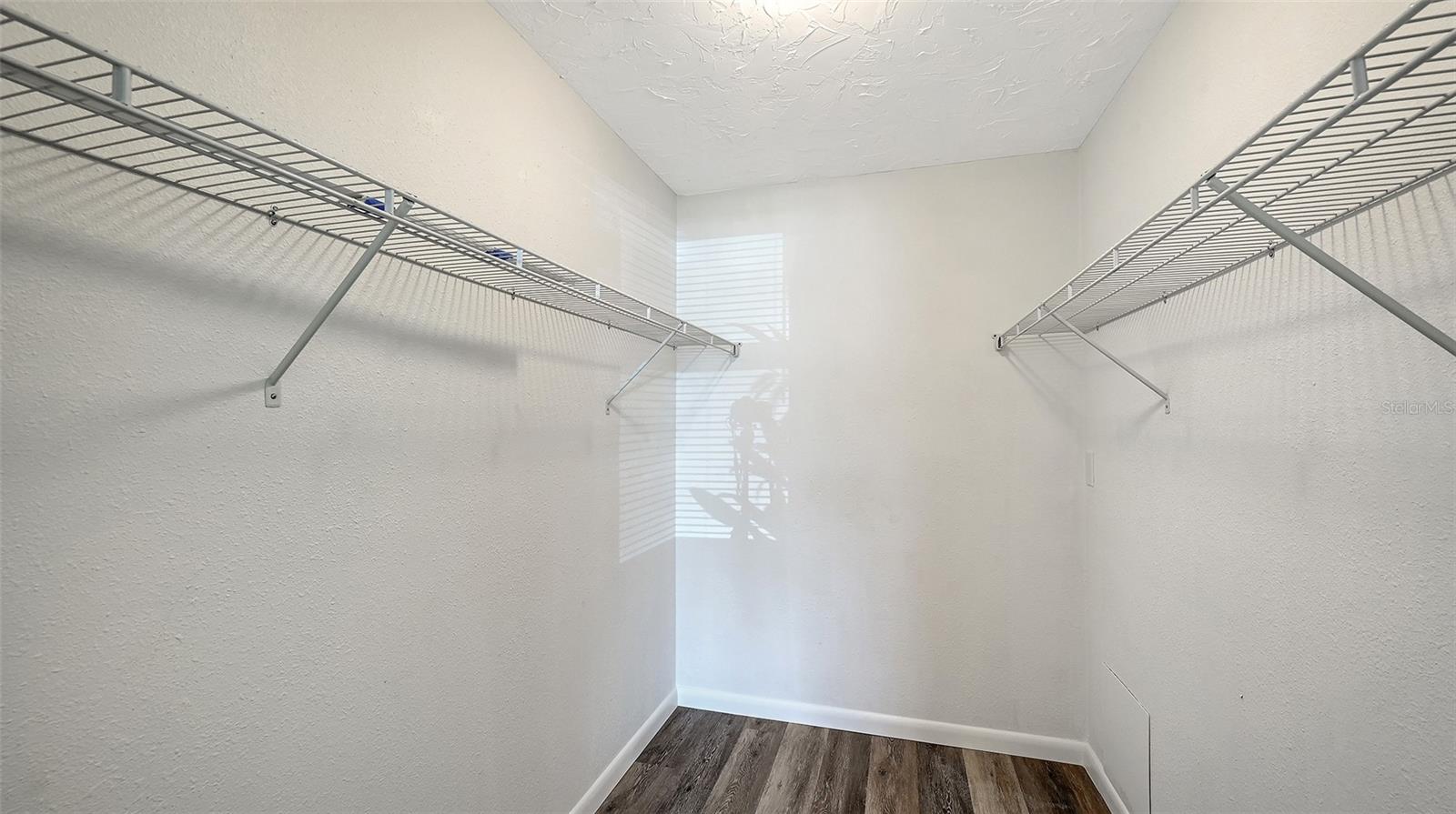 Image 17 of 36 For 3229 Beneva Road 101