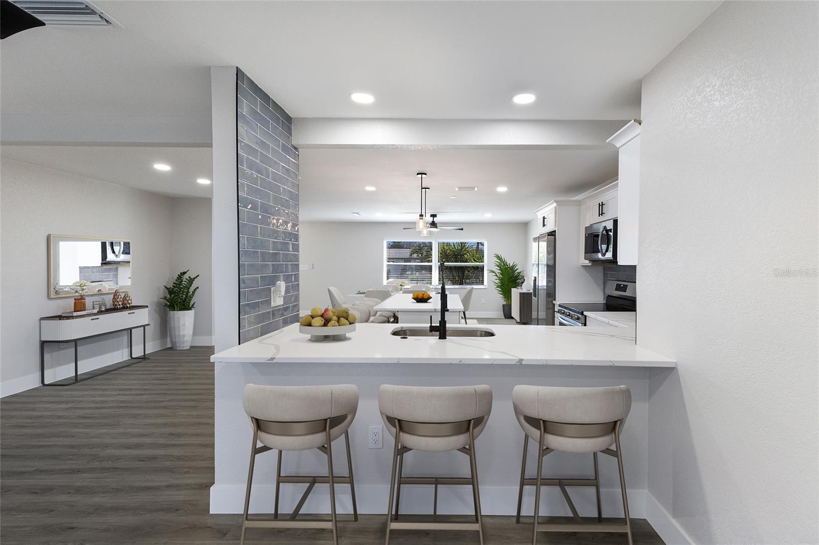 Image 15 of 57 For 10316 Kingfisher Road W