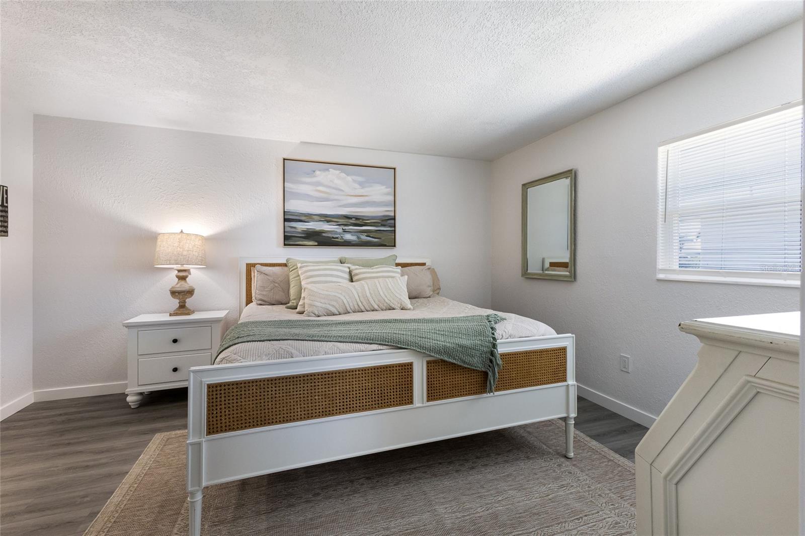 Image 18 of 57 For 10316 Kingfisher Road W