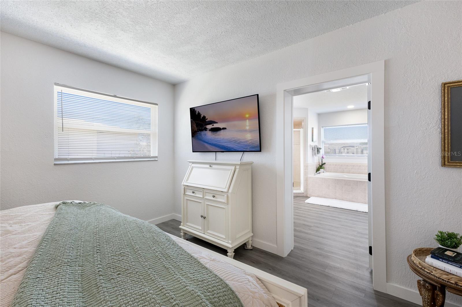 Image 20 of 57 For 10316 Kingfisher Road W