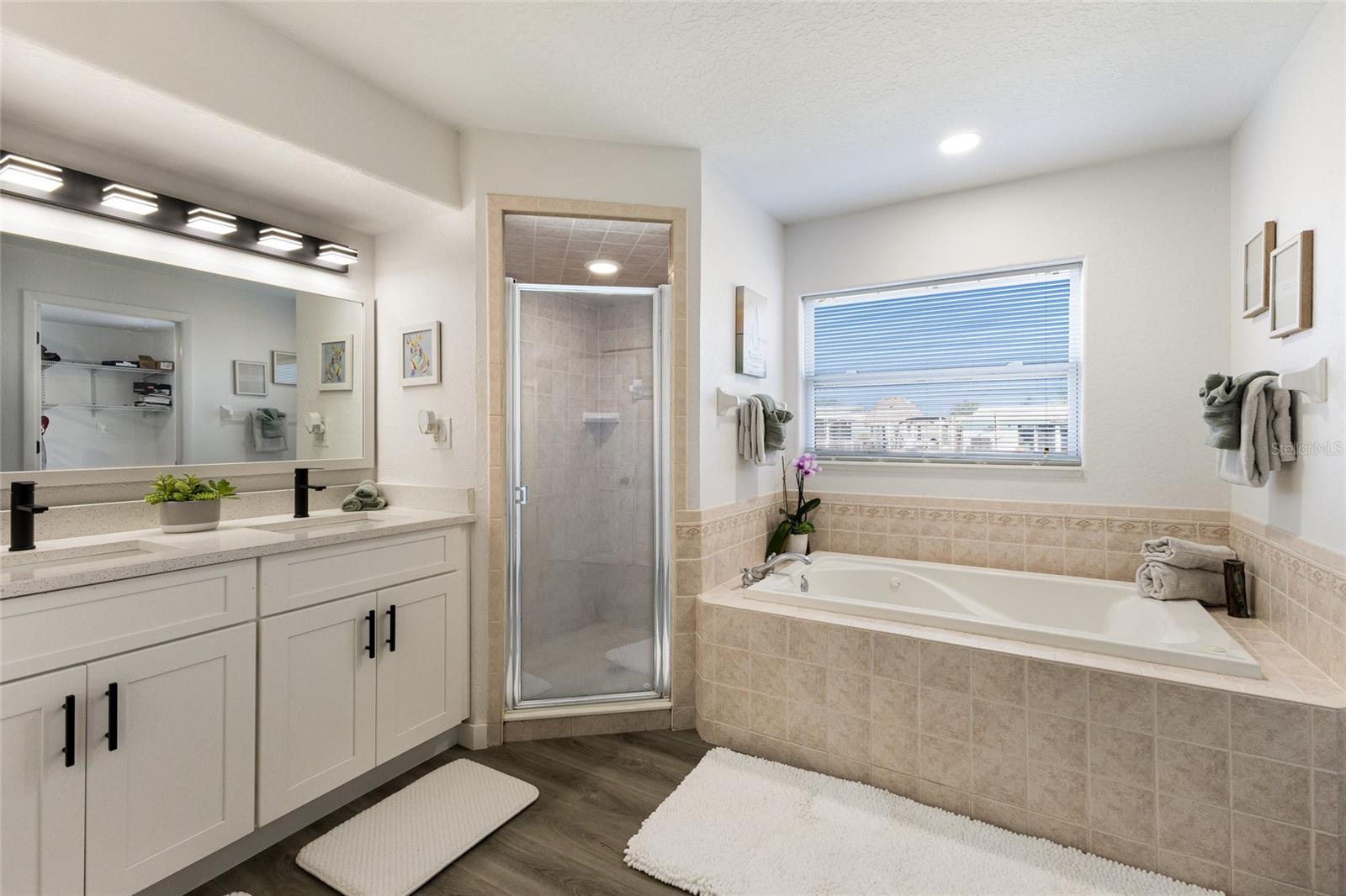 Image 22 of 57 For 10316 Kingfisher Road W