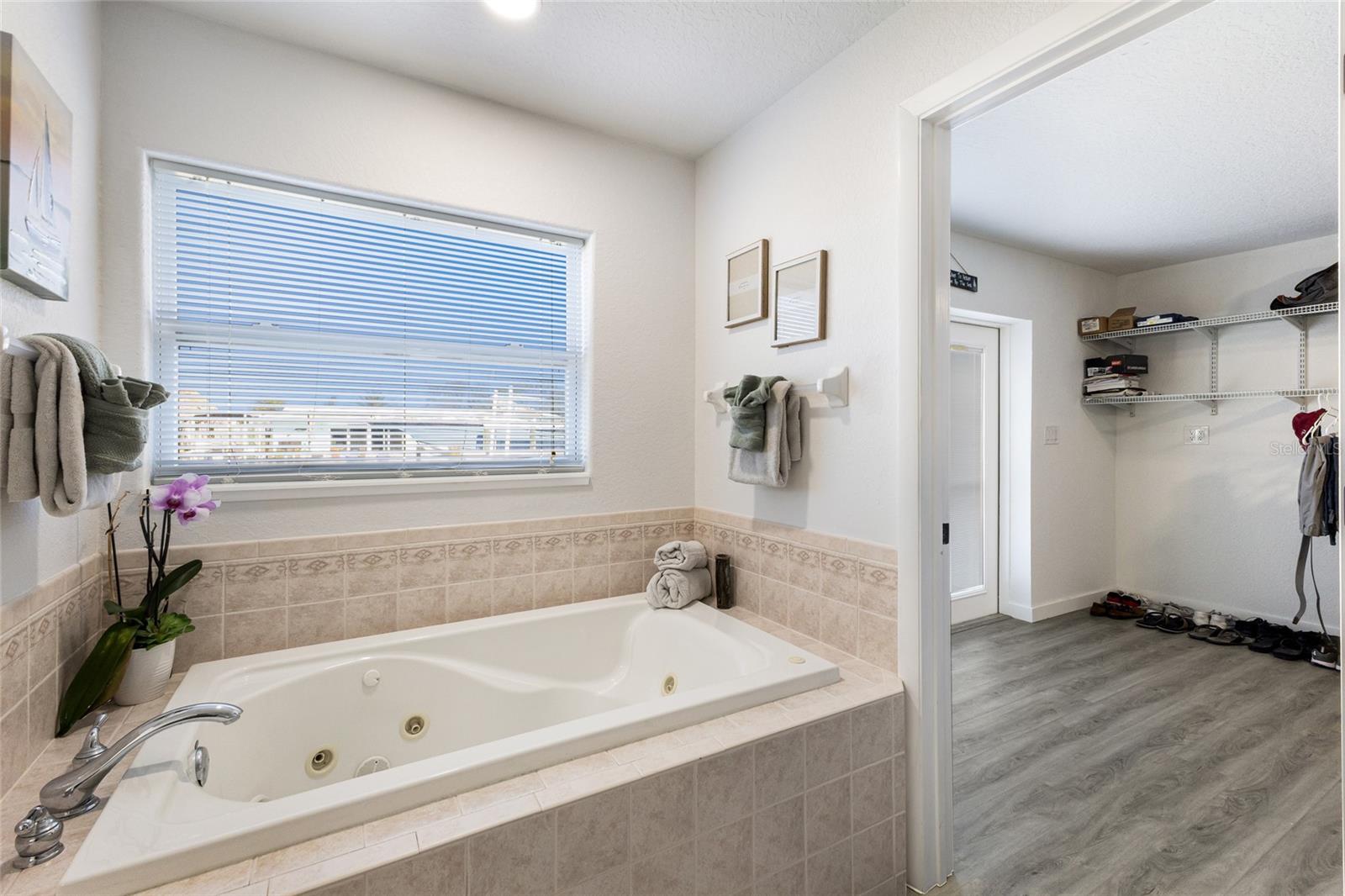 Image 24 of 57 For 10316 Kingfisher Road W