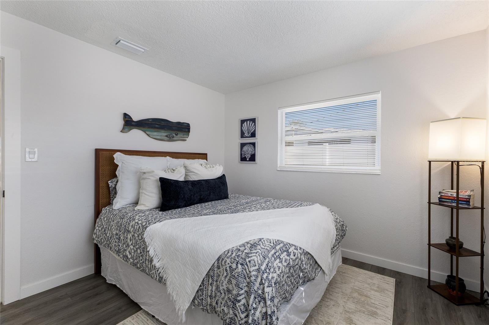 Image 26 of 57 For 10316 Kingfisher Road W