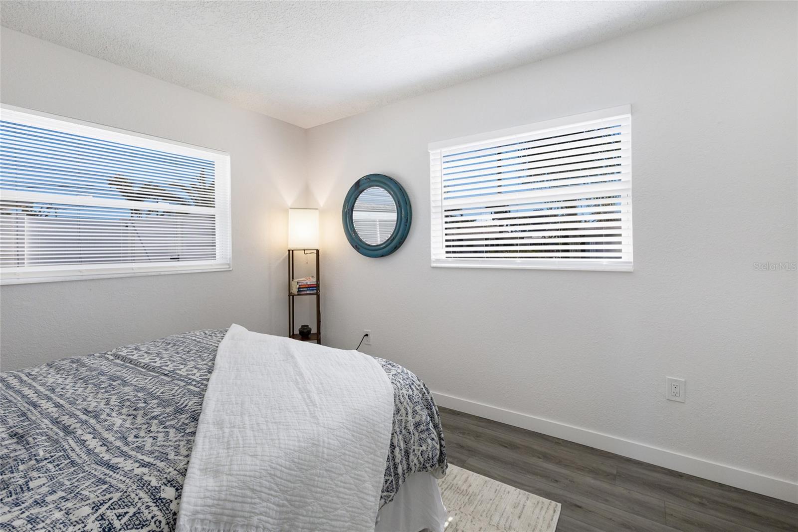 Image 27 of 57 For 10316 Kingfisher Road W