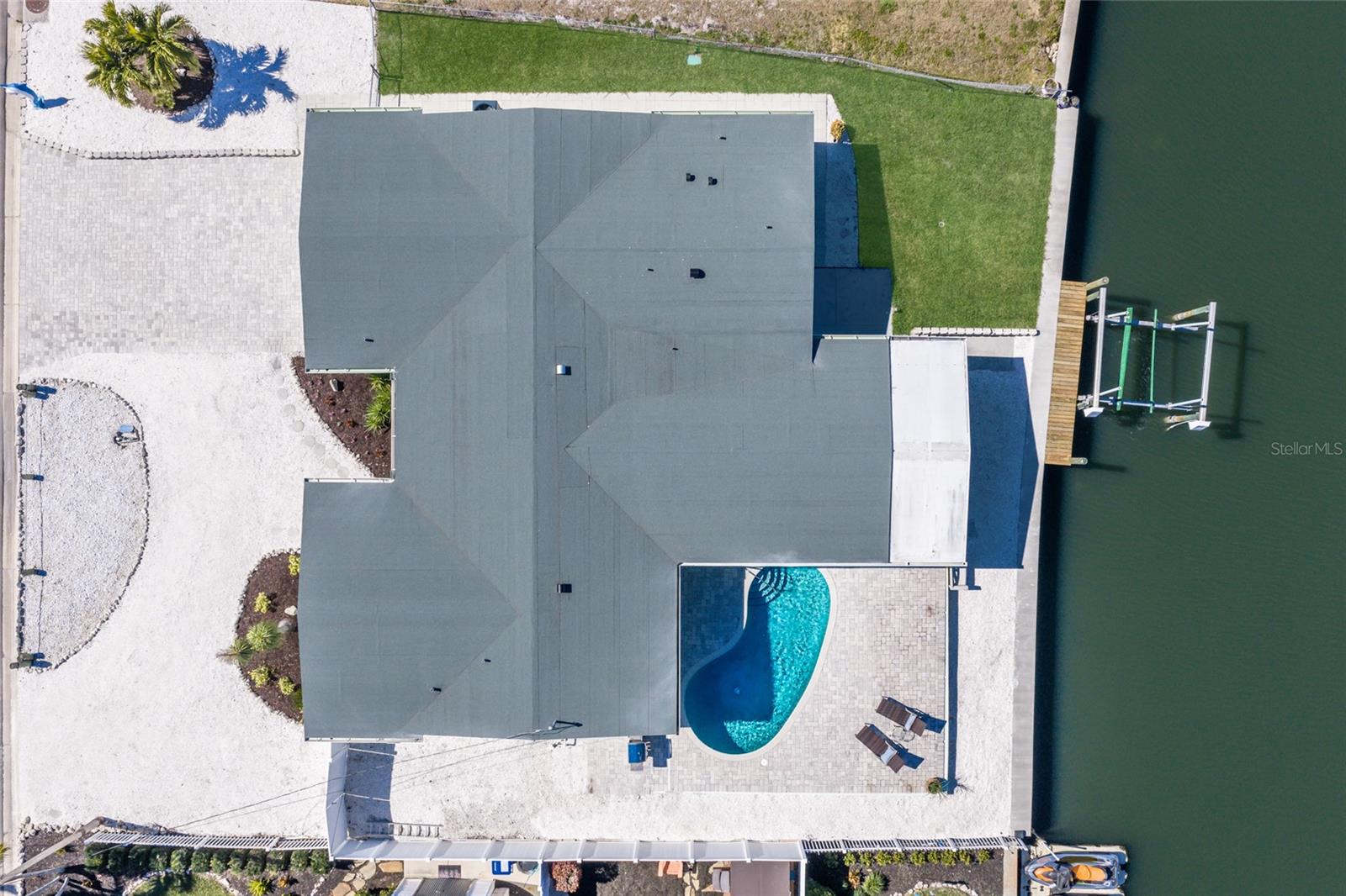 Image 3 of 57 For 10316 Kingfisher Road W