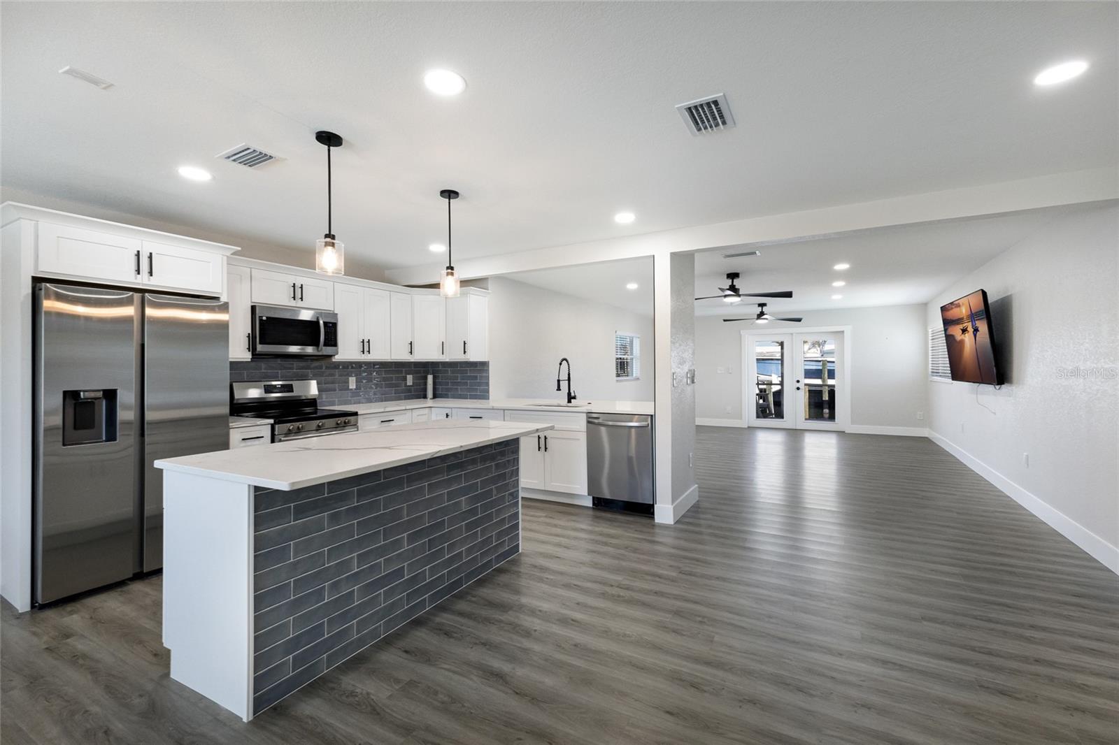 Image 34 of 57 For 10316 Kingfisher Road W