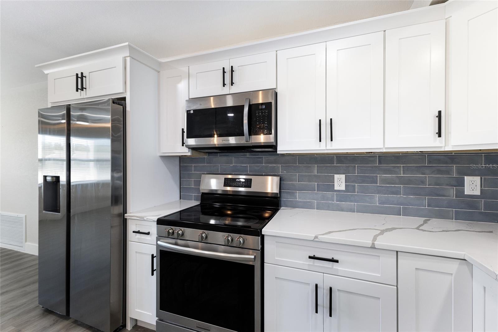 Image 36 of 57 For 10316 Kingfisher Road W