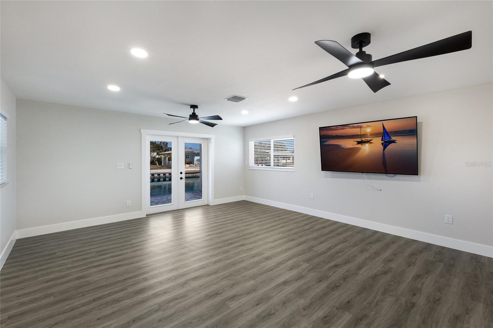 Image 41 of 57 For 10316 Kingfisher Road W