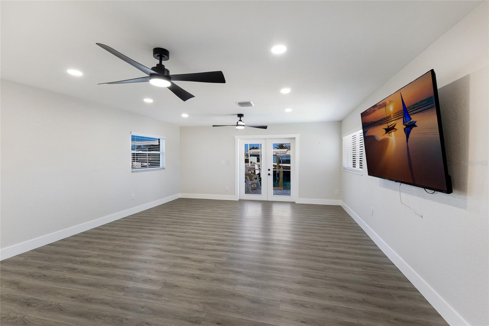 Image 42 of 57 For 10316 Kingfisher Road W