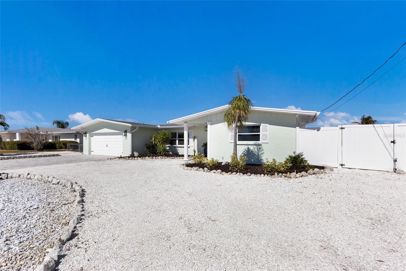 Image 5 of 57 For 10316 Kingfisher Road W