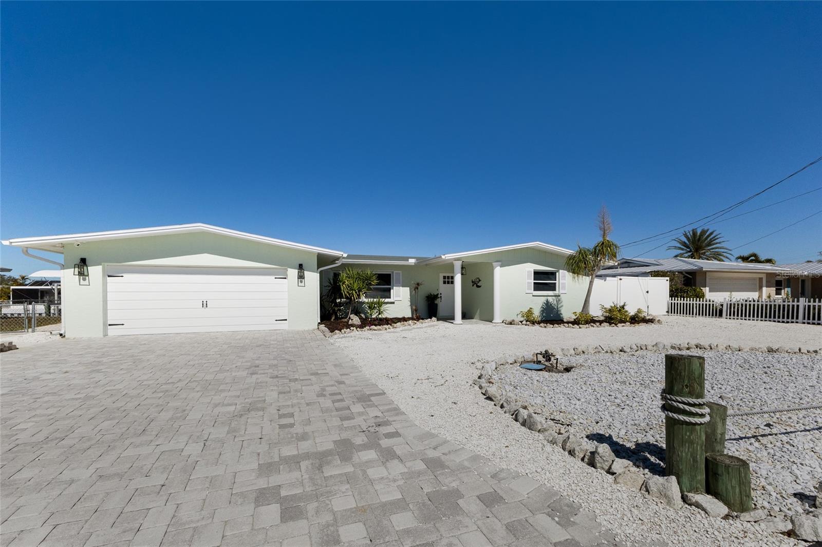 Image 7 of 57 For 10316 Kingfisher Road W