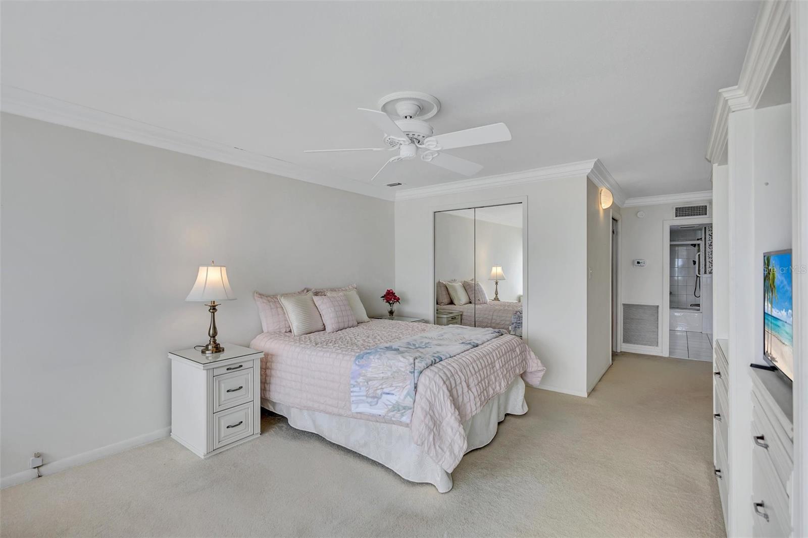 Image 22 of 78 For 6140 Midnight Pass Road 904