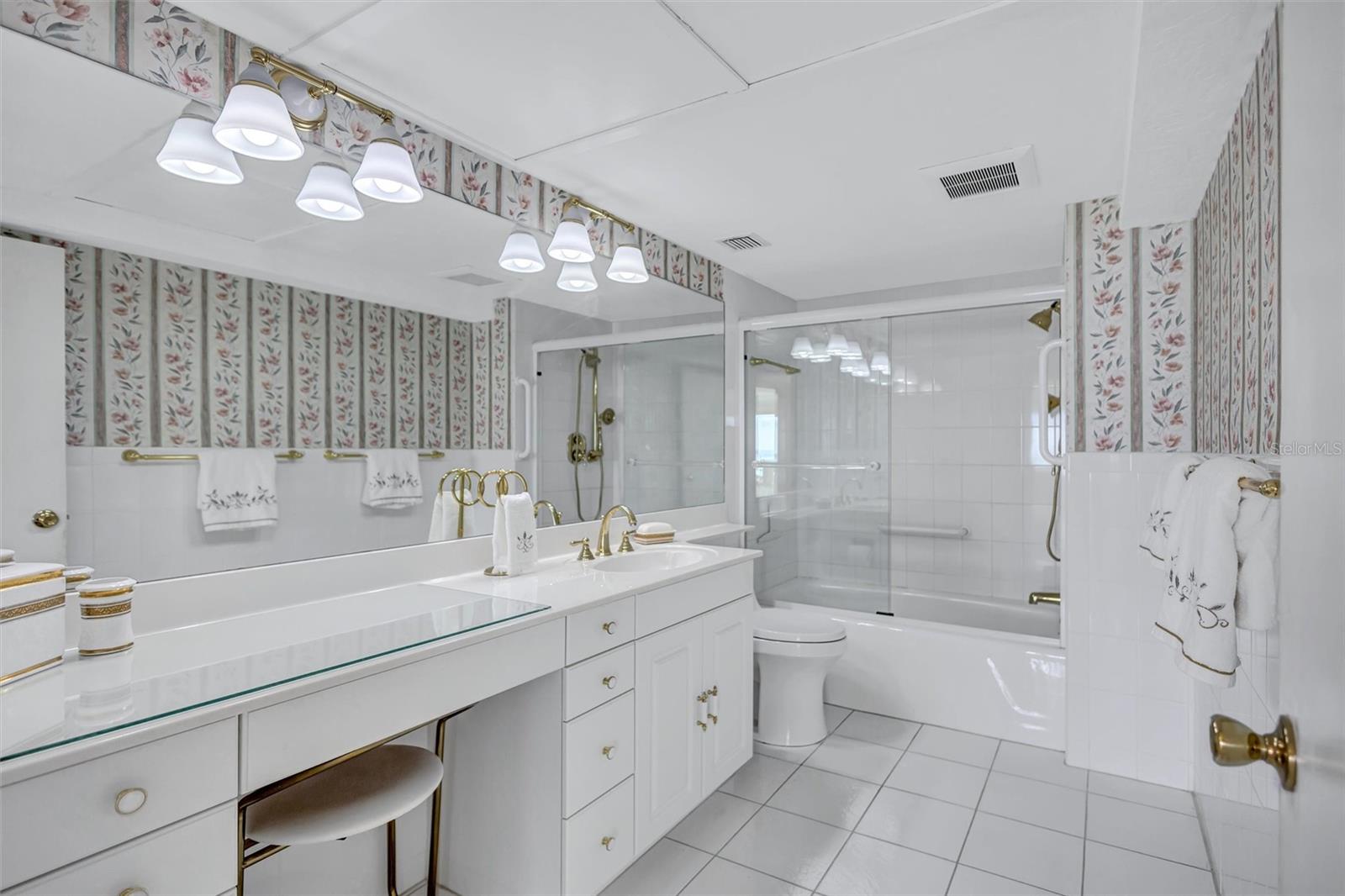 Image 23 of 78 For 6140 Midnight Pass Road 904