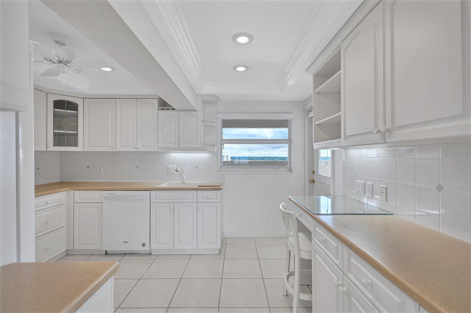 Image 29 of 78 For 6140 Midnight Pass Road 904