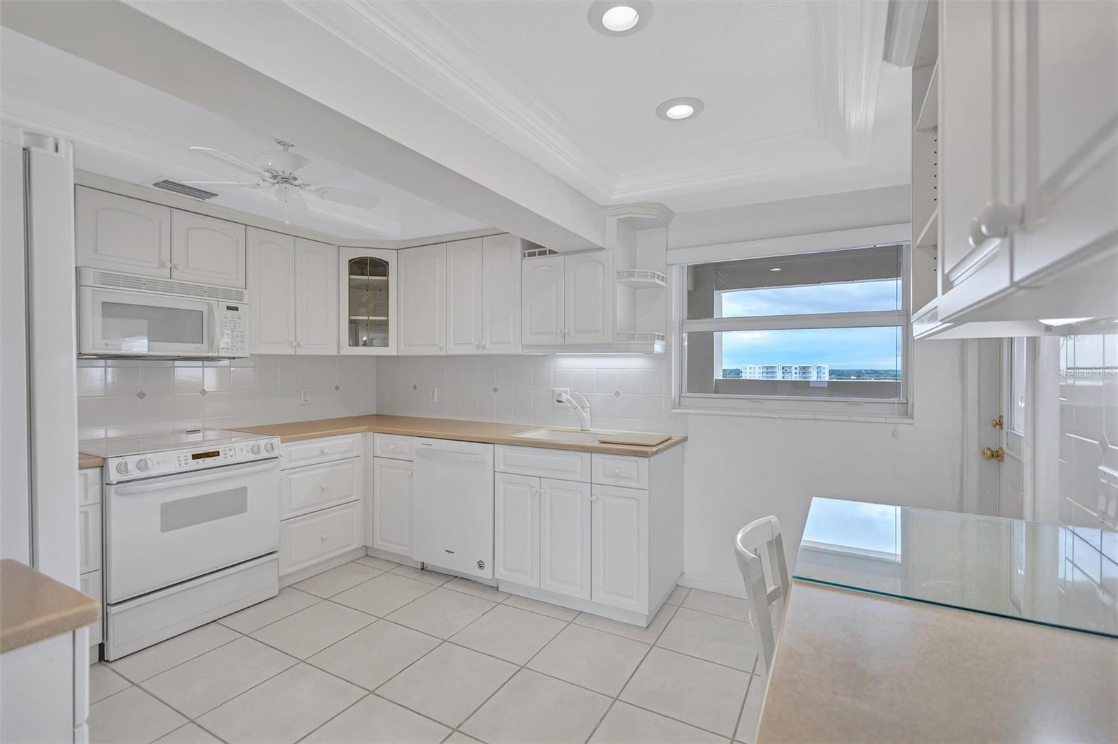 Image 30 of 78 For 6140 Midnight Pass Road 904