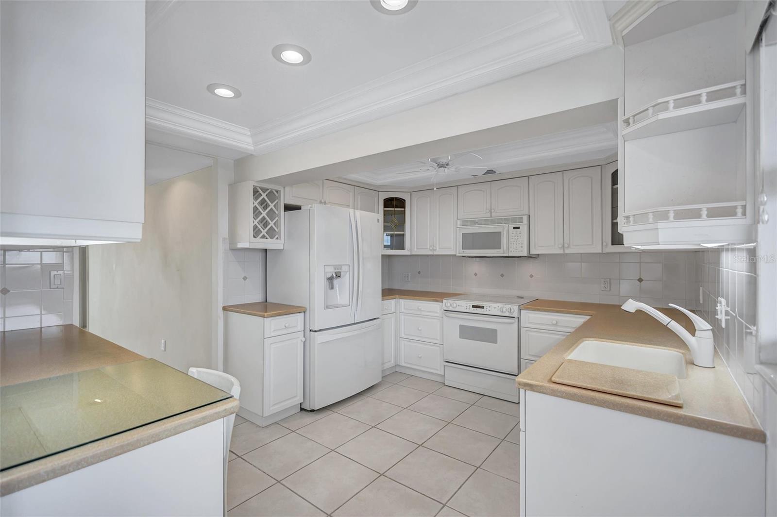 Image 33 of 78 For 6140 Midnight Pass Road 904